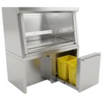 Abfall-Trennsystem von MNT Kwint, eingebaut unterhalb einer Sicherheitswerkbank. Ausziehbares Edelstahl-Tablett mit zwei gelben Kunststoffbehältern, Schranktür geöffnet, Frontansicht in 3/4-Perspektive.