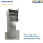 Abfall-Trennsystem als eigenständige Einheit mit aufgesetztem Edelstahl-Laborschrank. Oberer Schrank geöffnet mit Regalböden, unteres Abfallfach geschlossen. Komplett aus Edelstahl. MNT Kwint International B.V.