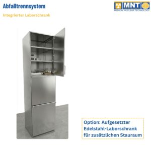 Abfall-Trennsystem als eigenständige Einheit mit aufgesetztem Edelstahl-Laborschrank. Oberer Schrank geöffnet mit Regalböden, unteres Abfallfach geschlossen. Komplett aus Edelstahl. MNT Kwint International B.V.