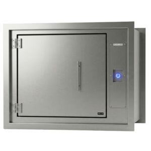 Durchreiche von MNT Kwint International in der Wandeinbau-Ausführung – 3/4-Ansicht mit geschlossener Türe, zwei Edelstahlscharnieren, mittigem Griff, blauem LED-Druckknopf, UNLOCKED/LOCKED-Statusanzeige und 15 mm Pb Bleiabschirmung. Gehäuse gebürsteter Edelstahl AISI 304.