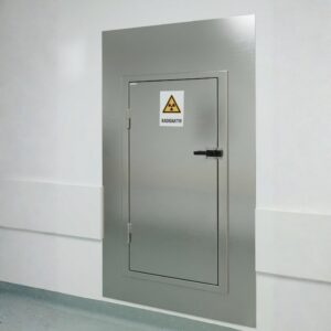 Generator-Lieferantenschleuse von MNT Kwint, wandbündig in Edelstahl 316 eingebaut, geschlossene Tür mit elektronischem ID-Kartenschloss und RADIOAKTIV-Warnzeichen, klinische Umgebung