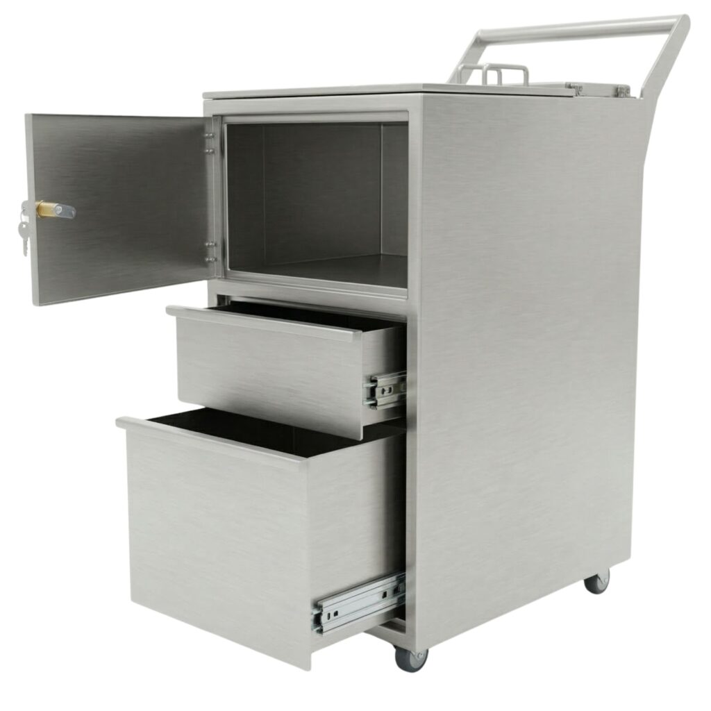 I-131_Trolley_Haupbild I-131 Trolley 2007.010 von MNT Kwint International – 3/4-Ansicht des gesamten Systems aus Edelstahl mit geöffneter abschließbarer Tür, zwei ausgezogenen Standardschubladen, Hochlastlenkrollen und ergonomischem Griffbügel oben.
