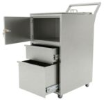 I-131 Trolley 2007.010 von MNT Kwint International – 3/4-Ansicht des gesamten Systems aus Edelstahl mit geöffneter abschließbarer Tür, zwei ausgezogenen Standardschubladen, Hochlastlenkrollen und ergonomischem Griffbügel oben.