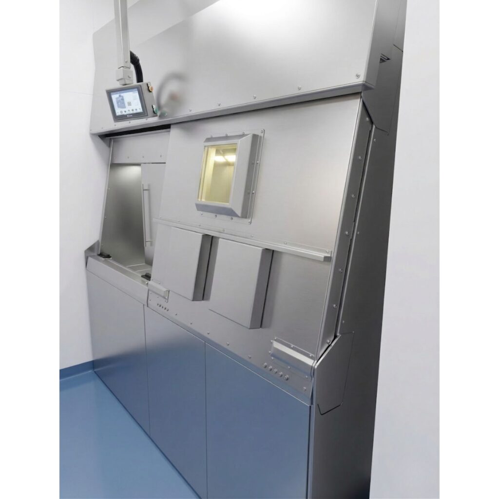 MNT Kwint INT Isolator in Reinrauminstallation – Edelstahlgehäuse mit 75 mm Bleiabschirmung, beleuchtetem Bleiglasfenster und 14-Zoll-Touchscreen für die Nuklearmedizin