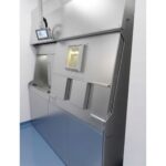 MNT Kwint INT Isolator in Reinrauminstallation – Edelstahlgehäuse mit 75 mm Bleiabschirmung, beleuchtetem Bleiglasfenster und 14-Zoll-Touchscreen für die Nuklearmedizin