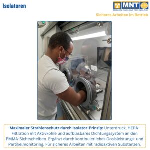 MNT Kwint INT Isolator im Betrieb – Techniker arbeitet durch Handschuhtore mit PMMA-Sichtscheibe, Unterdruck-Isolator-Prinzip mit HEPA-Filtration und kontinuierlichem Partikelmonitoring