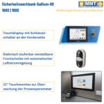 Bedien- und Steuerungselemente der Ga-68-Sicherheitswerkbank UTF 1600/1900: Touchdisplay mit Schlüsselschalter an der Vorderseite, elektrischer Schalter für die stufenlos verstellbare Frontscheibe mit Luftstromregelung, sowie 21-Zoll-Touchmonitor zur Überwachung der Prozessparameter.