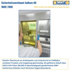 MTRA bei der Arbeit an der Ga-68-Sicherheitswerkbank UTF 1600/1900 im realen Laborbetrieb. Das System arbeitet mit sterilem Überdruck am Arbeitsplatz, Unterdruck im Heißlabor und HEPA H14-Filterung der Abluft – GMP-konform nach höchsten Hygienestandards.