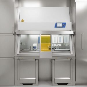 Sicherheitswerkbank Gallium-68 UTF 1600/1900 von MNT Kwint International – Frontansicht des gesamten Systems mit geöffnetem Arbeitsbereich, gelbem Bleiglas-Sichtfenster, Touchdisplay, integrierter Beleuchtung und unterem Schrankmodul mit Generatoraufnahme. Außengehäuse Edelstahl AISI 304, Innengehäuse AISI 316-L.