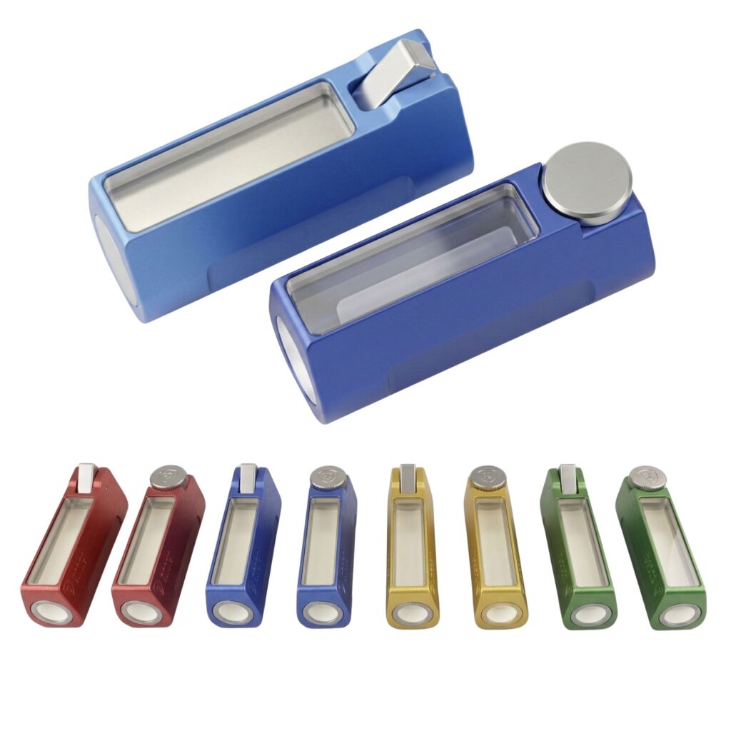 Spritzenabschirmung_Haupbild Clip-Lock Spritzenabschirmung aus eloxiertem Aluminium mit Wolfram-Abschirmung und Bleiglas-Sichtfenster – geöffnete und geschlossene Ansicht, erhältlich in vier Farben: Rot, Blau, Gold und Grün.
