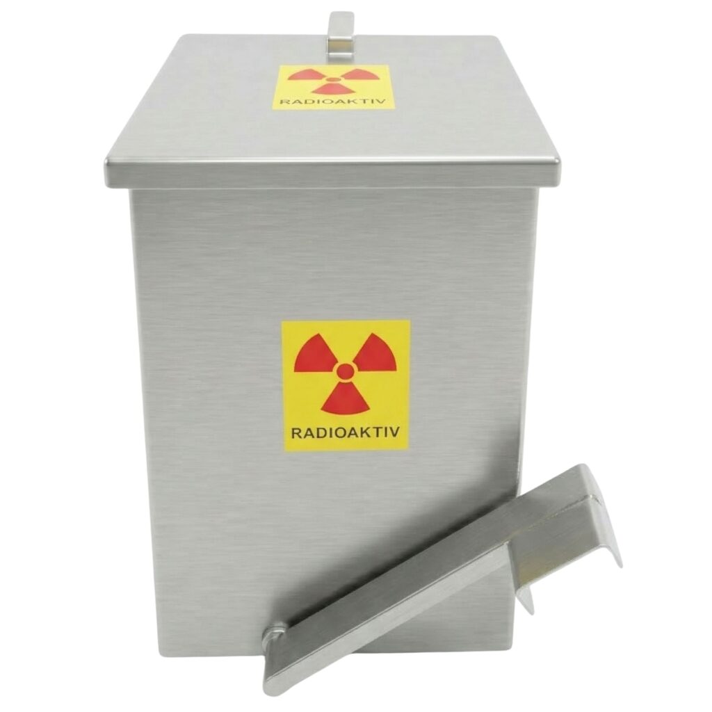 Treteimer_Haupbild Abgeschirmter Edelstahl-Treteimer von MNT Kwint mit Tretmechanismus, Bleiabschirmung 5–10 mm und RADIOAKTIV-Kennzeichnung – für die sichere Entsorgung radioaktiver Abfälle im Heißlabor.