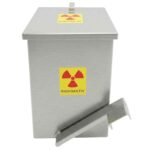 Abgeschirmter Edelstahl-Treteimer von MNT Kwint mit Tretmechanismus, Bleiabschirmung 5–10 mm und RADIOAKTIV-Kennzeichnung – für die sichere Entsorgung radioaktiver Abfälle im Heißlabor.